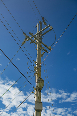 Materiales Utilizados para la Fabricación de Postes para Redes Eléctricas: Ventajas, Desventajas y Efectos en los Costos