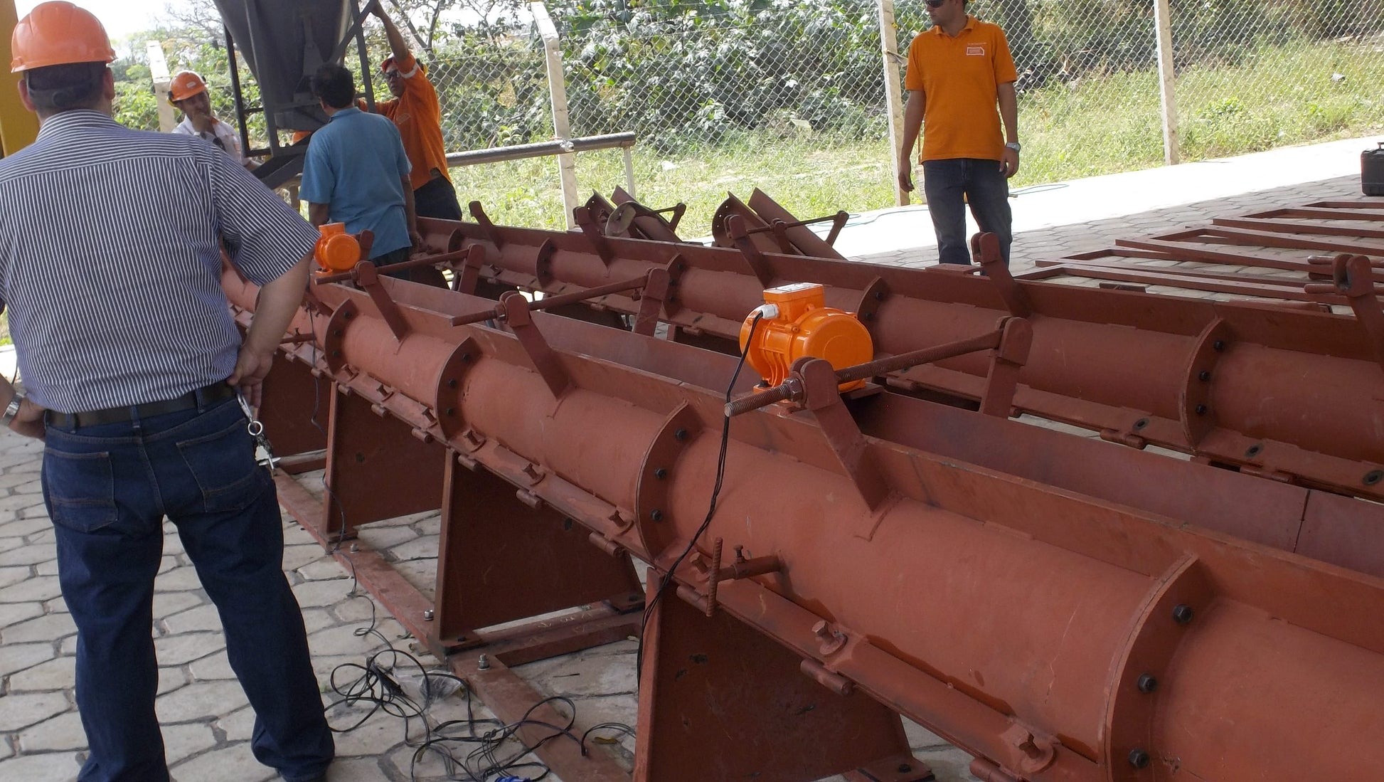 molde poste prensado con vibradores concreto instalados